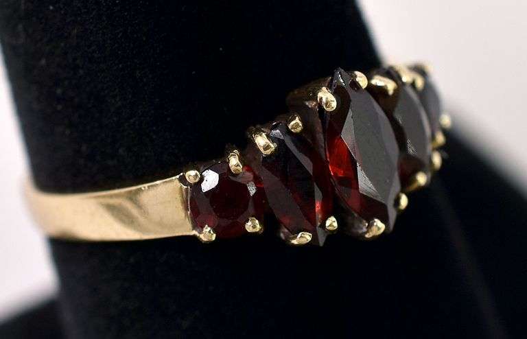 Pretty 14K Yellow Gold Red Garnet Ring