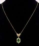 Vintage Beautiful Green Glass Pendant Necklace in Yellow Gold
