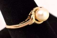 Dazzling Pearl Ring in 14K Yellow Gold