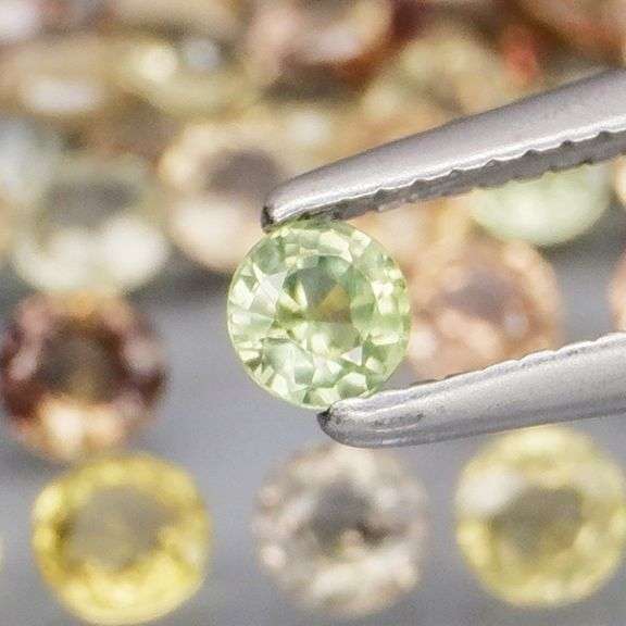 Fantastic 4.59ct round cut Sapphire set