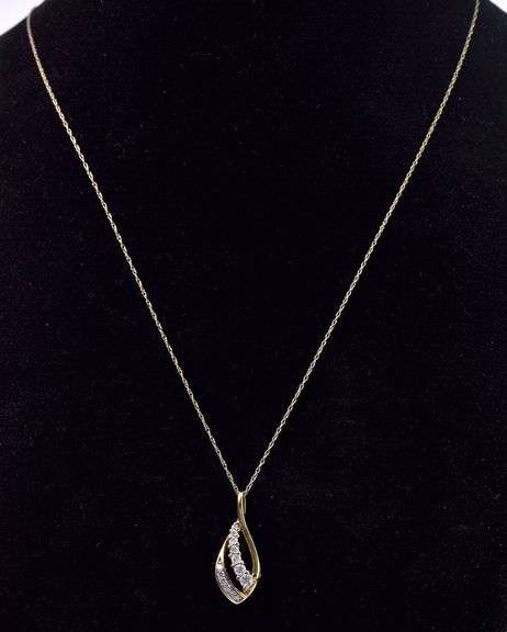 Beautiful Yellow Gold Diamond Pendant Necklace