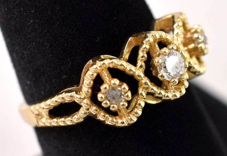 Beautiful Diamond Ring in 14K Yellow Gold