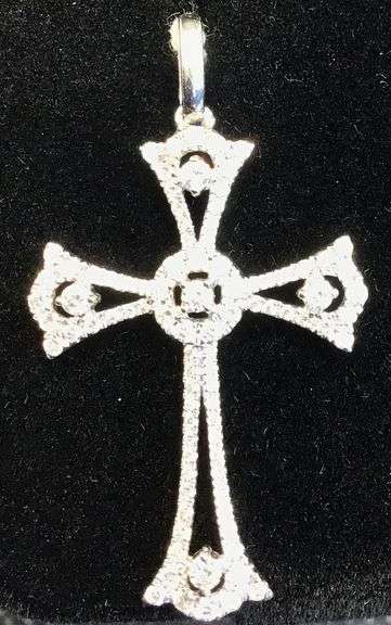 ELEGANT AND TIMELESS 18K WHITE GOLD CROSS DIAMOND PENDANT