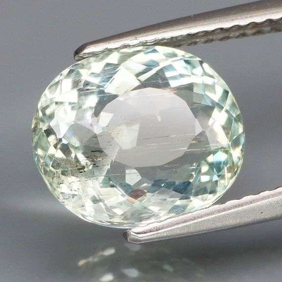 Glittering 2.85ct platinum Aquamarine