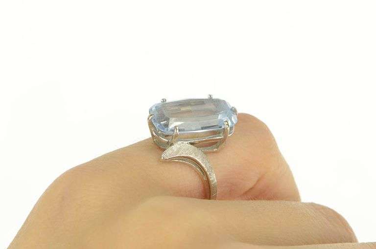 14K White Gold 1950's 7.00 Ct Oval Syn. Blue Spinel Bypass Ring