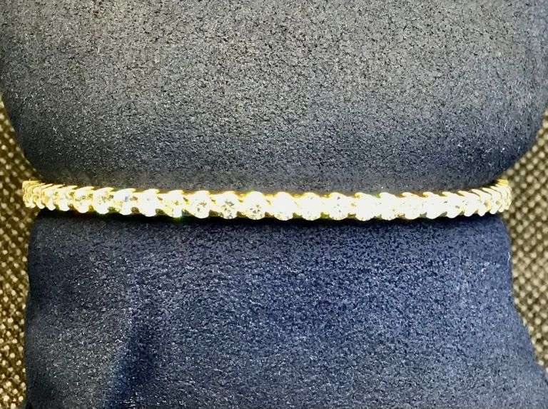 CLASSIC AND TIMELESS 14K YELLOW GOLD DIAMOND BANGLE