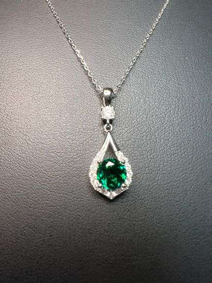 Beautiful VVs1 Lab Graown 1.5 Ct Emerald Pendant