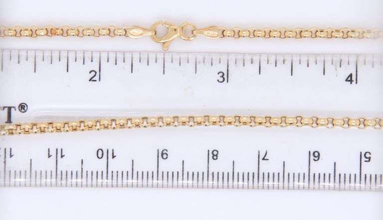 Modern and Chic 18kt Yellow Gold Rolo Chain Necklace