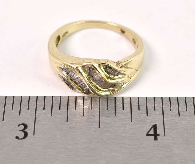 Alluring Yellow Gold Diamond Ring