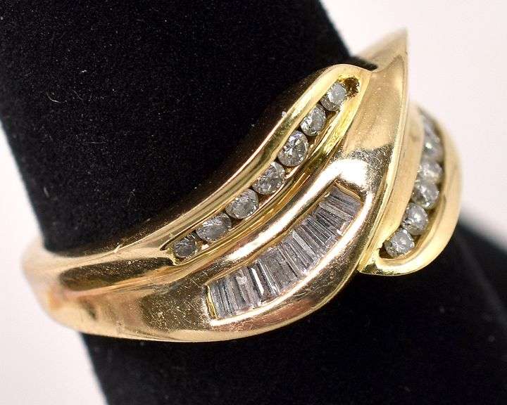 Stunning Diamond Band Ring in 14K Yellow Gold