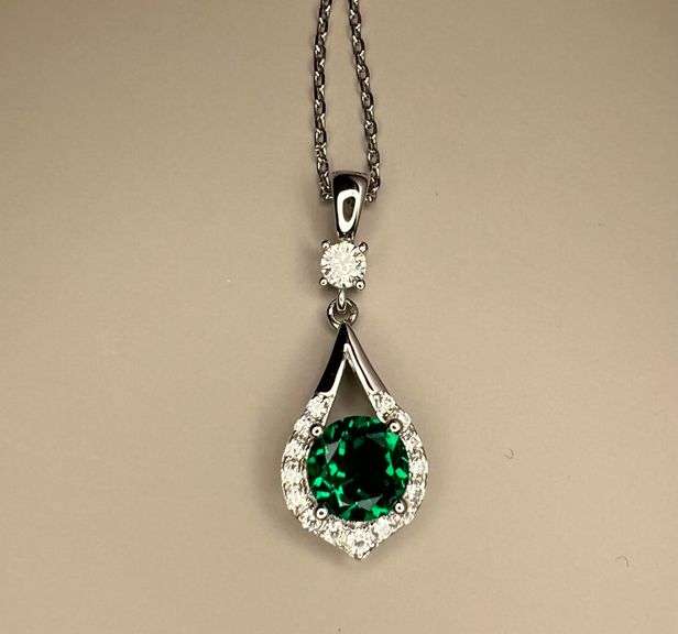 Beautiful VVs1 Lab Graown 1.5 Ct Emerald Pendant