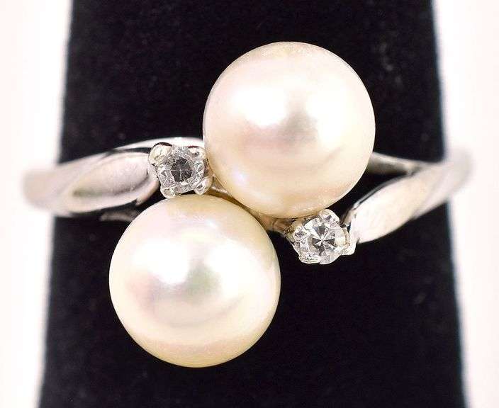 Beautiful 14K White Gold Pearl and Diamond Ring