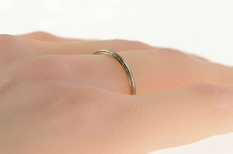 18K White Gold Art Deco Grooved Pattern Wedding Band Ring