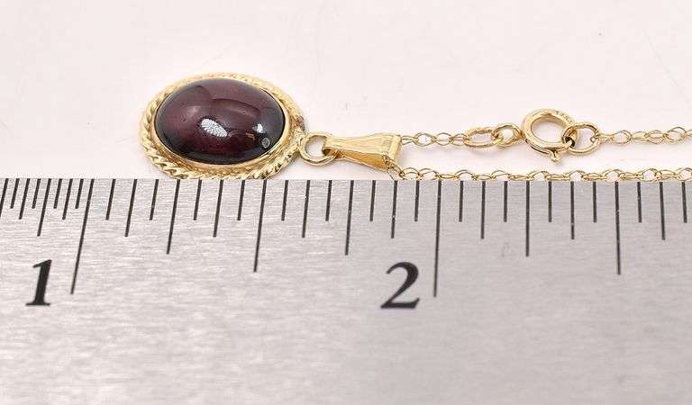 Excellent 14K Yellow Gold Solitaire Garnet Pendant Necklace