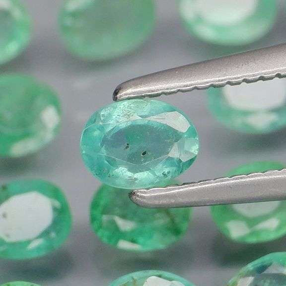 Vivid! Top green 5.87ct Colombian Emerald set