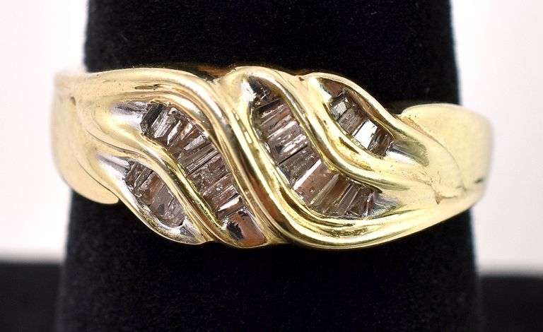 Alluring Yellow Gold Diamond Ring