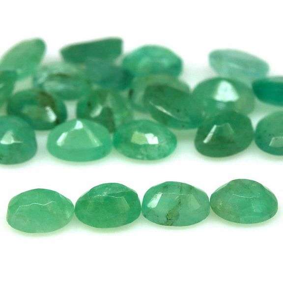 Bright emerald green 8.28ct 25pc emerald set