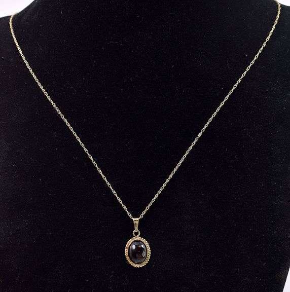 Excellent 14K Yellow Gold Solitaire Garnet Pendant Necklace