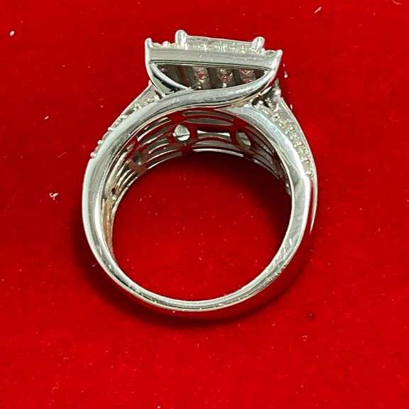 CERTIFIED 14K WHITE GOLD AND DIAMOND RING. 2.50 CARATS