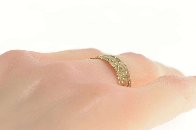 10K Yellow Gold Victorian Ornate Floral Pattern Wedding Band Ring