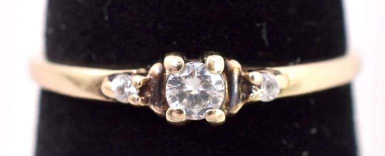 Adorable Yellow Gold Diamond Ring