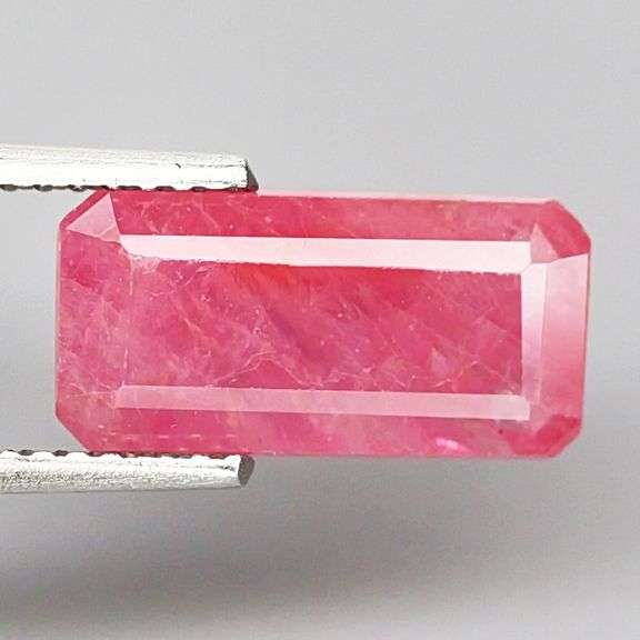 Rare! 3.86ct reddish pink Sapphire