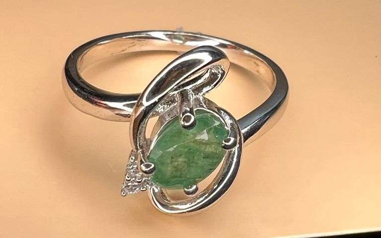 Ladies Elegant 2.35 Ct Natural Emerald Ring