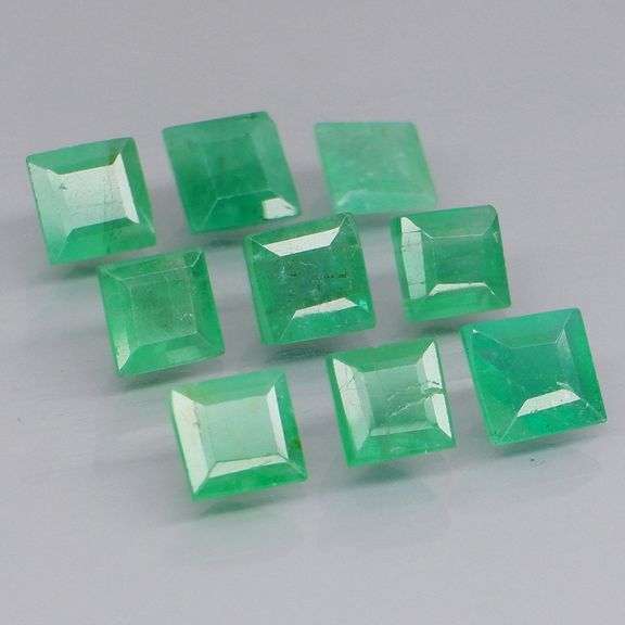 Vivid! Top green 3.14ct Colombian Emerald set