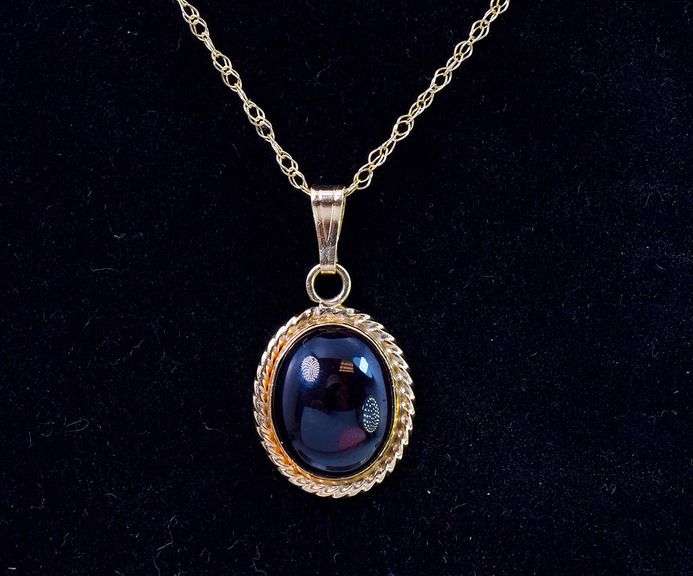 Excellent 14K Yellow Gold Solitaire Garnet Pendant Necklace