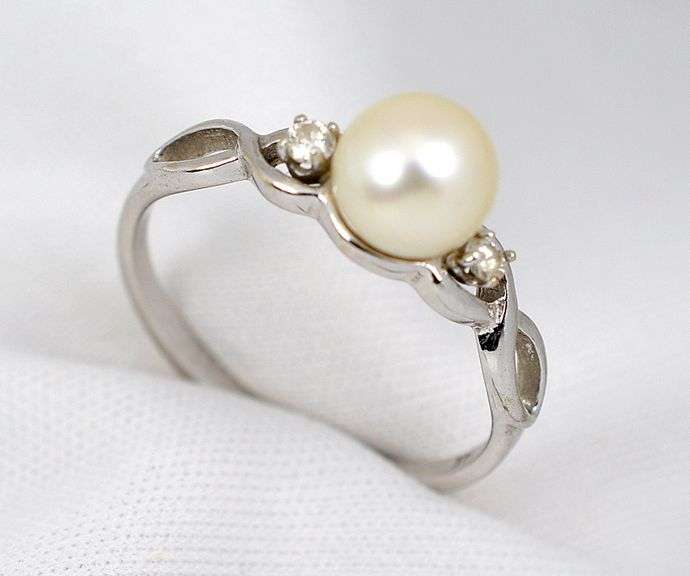 Feminine Lustrous Pearl Ring in 14K WG