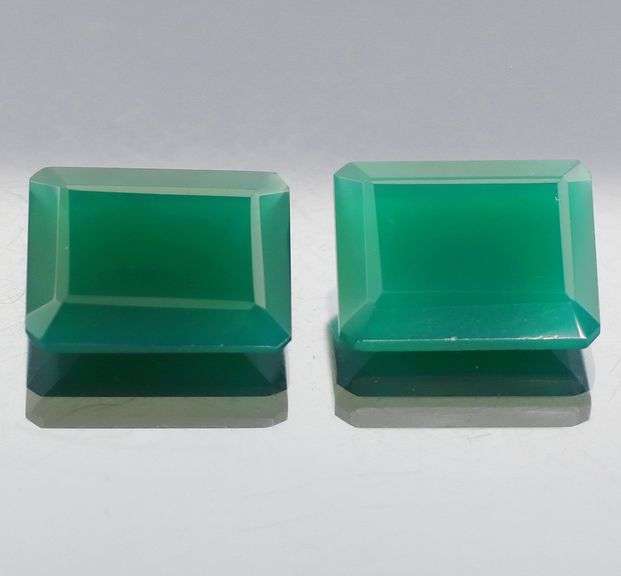 Vibrant 22.44ct mint green Botswana Agate set