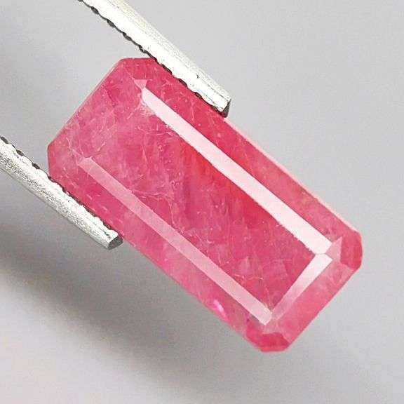 Rare! 3.86ct reddish pink Sapphire