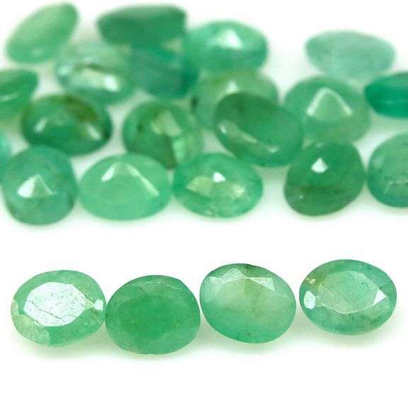 Bright emerald green 8.28ct 25pc emerald set