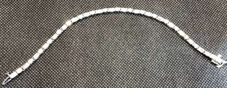 STUNNING AND ELEGANT PLATINUM BAGUETTE AND ROUND CUT DIAMOND BRACELET