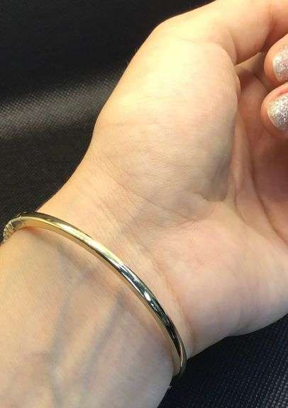 CLASSIC AND TIMELESS 14K YELLOW GOLD DIAMOND BANGLE