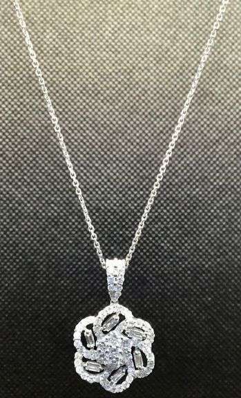 GORGEOUS AND ELEGANT 18K WHITE GOLD FLORAL DESIGN DIAMOND PENDANT NECKLACE