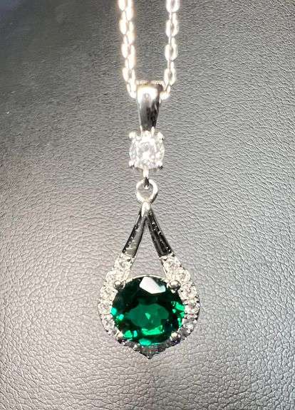 Beautiful VVs1 Lab Graown 1.5 Ct Emerald Pendant