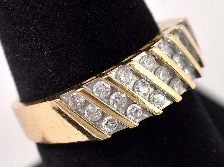 Delightful Diamond Band Ring in 14K Yellow Gold