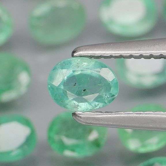 Vivid! Top green 6.20ct Colombian Emerald set