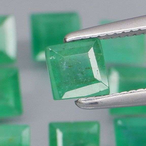 Vivid! Top green 3.14ct Colombian Emerald set