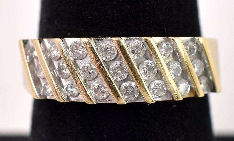 Delightful Diamond Band Ring in 14K Yellow Gold