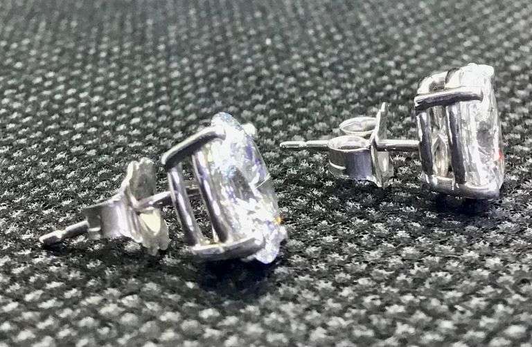 GORGEOUS AND ELEGANT 14K WHITE GOLD OVAL CUT SOLITAIRE DIAMOND STUD