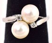 Beautiful 14K White Gold Pearl and Diamond Ring