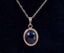 Excellent 14K Yellow Gold Solitaire Garnet Pendant Necklace