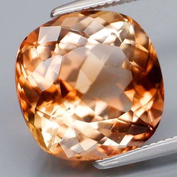 Stunning 7.16ct VS golden peach Topaz