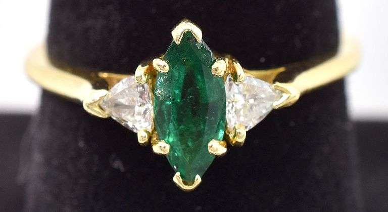 Mesmerizing 18K Yellow Gold Approx. 0.47CTS Emerald and Approx. 0.26CTW Diamond Ring