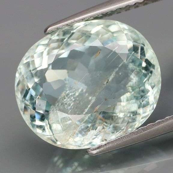 Sparkling 6.37ct oval cut platinum Aquamarine