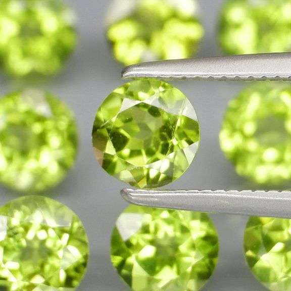 Fantastic 4.90ct 5mm round brilliant cut Peridot set