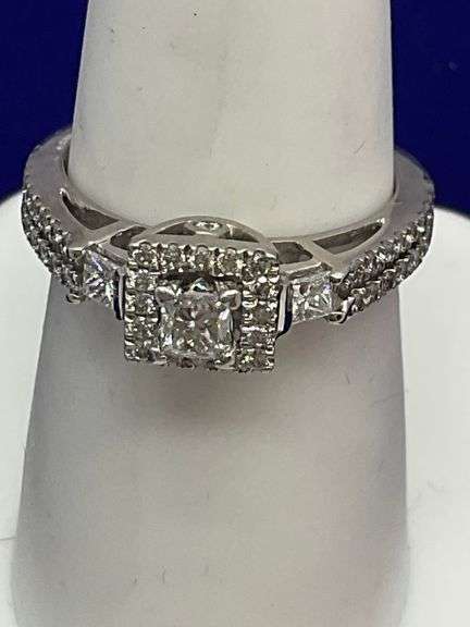 14K WHITE GOLD DIAMOND RING