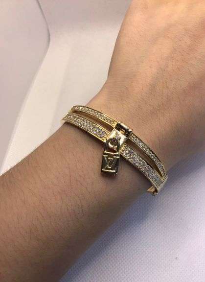 STUNNING 18K YELLOW GOLD FOREVER LOVE DIAMOND BANGLE BRACELET